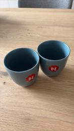 2 grijze koffiemokken Douwe Egberts, Huis en Inrichting, Ophalen of Verzenden, Zo goed als nieuw, Overige stijlen, Kop(pen) en/of Schotel(s)