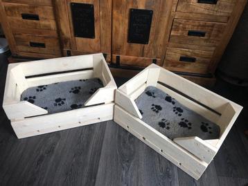 Houten hondenmanden beschikbaar voor biedingen