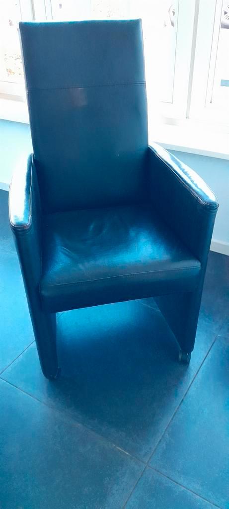 Zwarte lederen eetkamerstoel op wieltjes - set van 6, Huis en Inrichting, Stoelen, Zo goed als nieuw, Vijf, Zes of meer stoelen