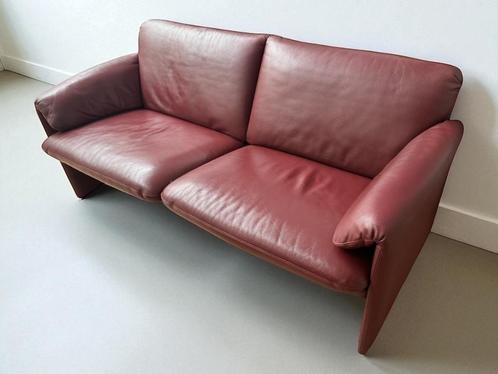 Leolux Bora Bora 2-zits designbank – bordeauxrood leder, Huis en Inrichting, Banken | Bankstellen, Gebruikt, Rechte bank, Tweepersoons