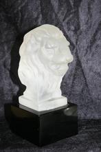 Gesatineerd glazen leeuwenkop op zwart glazen voet, Antiek en Kunst, Antiek | Glas en Kristal, Ophalen of Verzenden