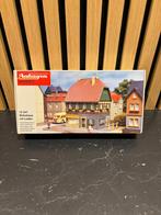 Auhagen H0 12347 woonhuis met winkel nieuw, Hobby en Vrije tijd, Modeltreinen | H0, Overige merken, Gelijkstroom of Wisselstroom