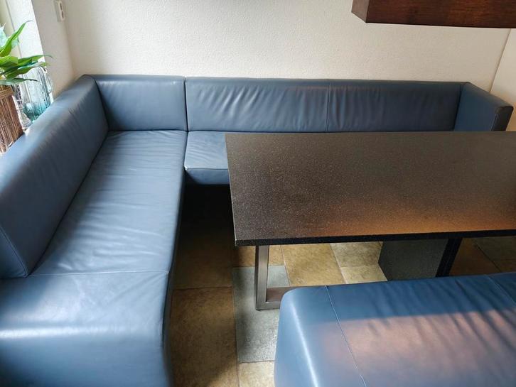 Lederen hoekbank met tafel en bankje, Huis en Inrichting, Banken | Complete zithoeken, Gebruikt, Leer, Metaal, Ophalen