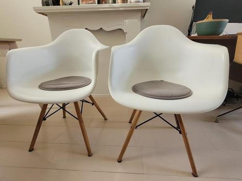 Two off-white shell Dining Chair Nordic Design, Huis en Inrichting, Stoelen, Gebruikt, Twee, Hout, Kunststof, Metaal, Wit, Ophalen