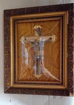 Kruisbeeld achter gebogen glas., Antiek en Kunst, Ophalen