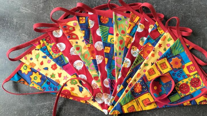 Vlaggenlijn(en) VROLIJK EN FLEURIG (beide 4 m.), Hobby en Vrije tijd, Feestartikelen, Nieuw, Versiering, Overige, Ophalen of Verzenden