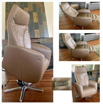 Leren relaxfauteuil met sta-op functie, z.g.a.n. beschikbaar voor biedingen
