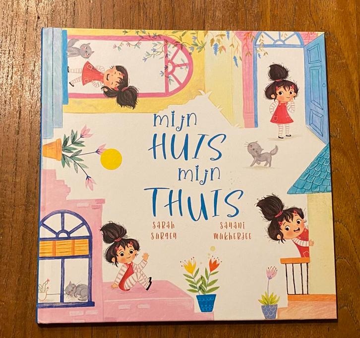 Mijn huis, mijn thuis - Sarah Surgey & Sayani Mukherjee 2023, Boeken, Prentenboeken en Plaatjesalbums, Zo goed als nieuw, Ophalen of Verzenden