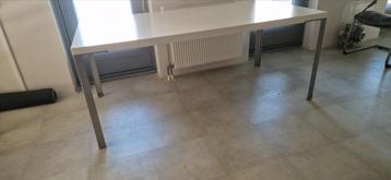 Witte Eettafel met Metalen Poten beschikbaar voor biedingen