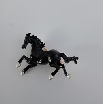 Goudkleurige broche paard zwart beschikbaar voor biedingen