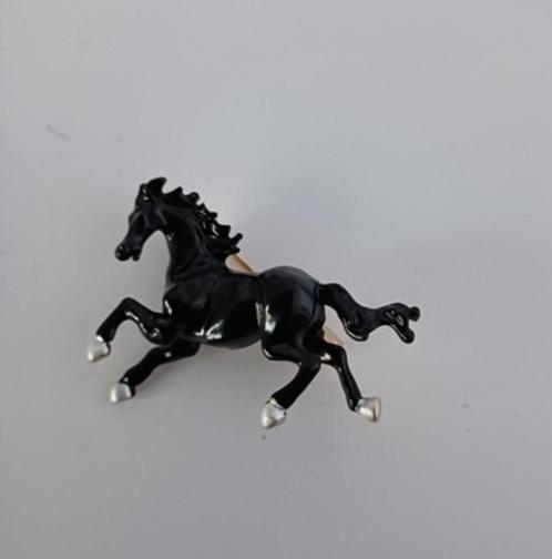 Goudkleurige broche paard zwart, Sieraden, Tassen en Uiterlijk, Broches, Nieuw, Overige materialen, Zwart, Verzenden