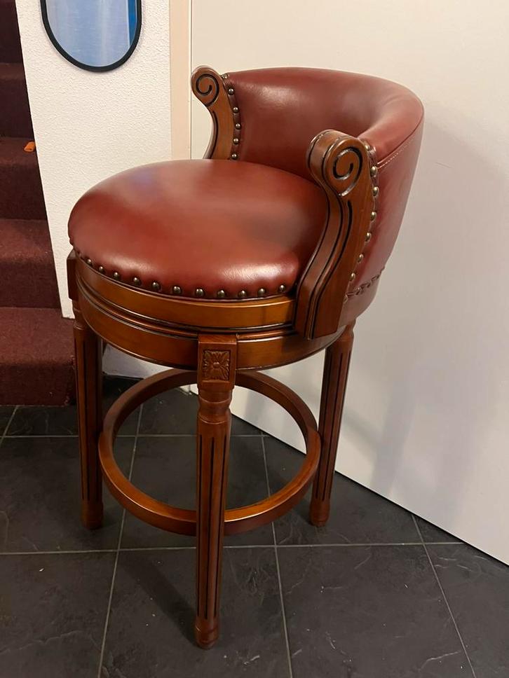 Chesterfield Antiek luxe barkruk barstoel bar stoel kruk, Huis en Inrichting, Barkrukken, Zo goed als nieuw, 60 tot 90 cm, Hout