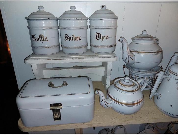 Emaille ontbijtkoektrommel, wit met gouden biezen., Antiek en Kunst, Antiek | Emaille, Ophalen of Verzenden