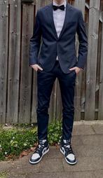 Donkerblauw pak met witte blouse, Ophalen of Verzenden, Zo goed als nieuw, Maat 46 (S) of kleiner, Blauw