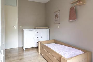 Commode / dressoire van massief hout beschikbaar voor biedingen