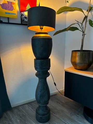 Vloerlamp op pilaar beschikbaar voor biedingen