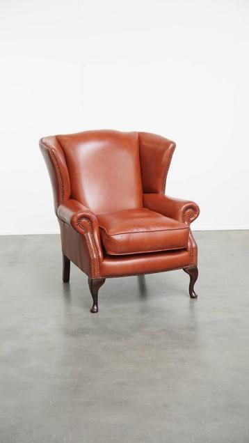 Comfortabele Engelse chesterfield oorfauteuil van rundleer beschikbaar voor biedingen