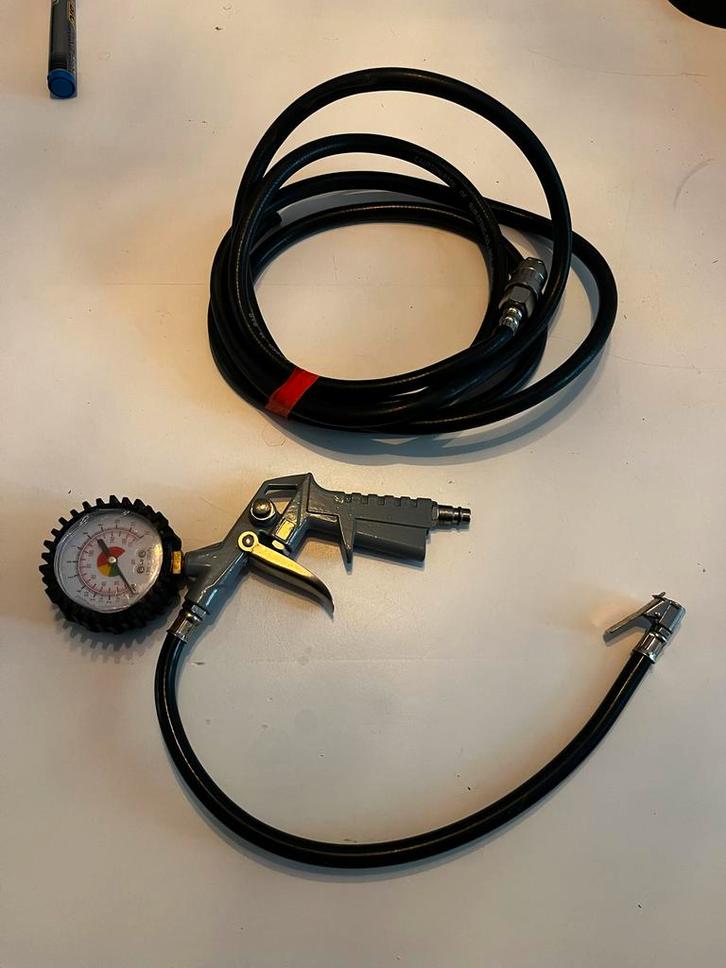 Bandenpomp met manometer en luchtslang, Auto diversen, Autogereedschap, Gebruikt, Ophalen of Verzenden