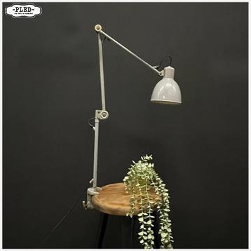 Oude Drie armige BAG Turgi werkplaatslamp met tafelklem beschikbaar voor biedingen