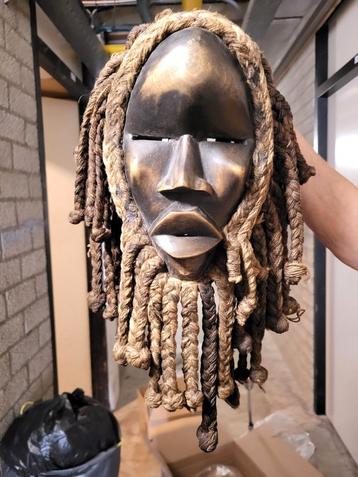Dan masker, Deangle beschikbaar voor biedingen