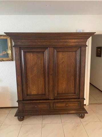 Houten kast met lades en deuren beschikbaar voor biedingen