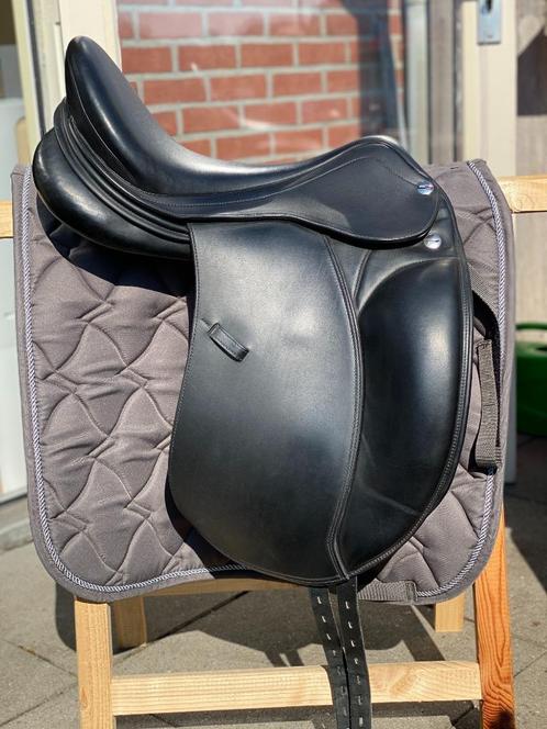 Erreplus Adelinde 18 inch dressuurzadel, Dieren en Toebehoren, Paarden en Pony's | Zadels, Zo goed als nieuw, Dressuur, Ophalen of Verzenden