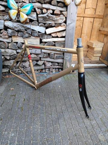 Cott frame maat 52 cm goud kleurig inc voorvork balhoofd set beschikbaar voor biedingen