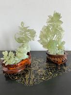 Twee Chinees jade beelden van vogels op tak met bloemen., Verzenden