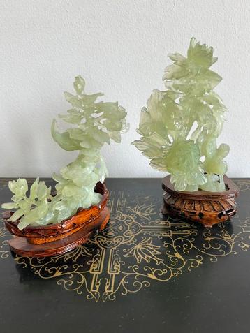 Twee Chinees jade beelden van vogels op tak met bloemen. beschikbaar voor biedingen