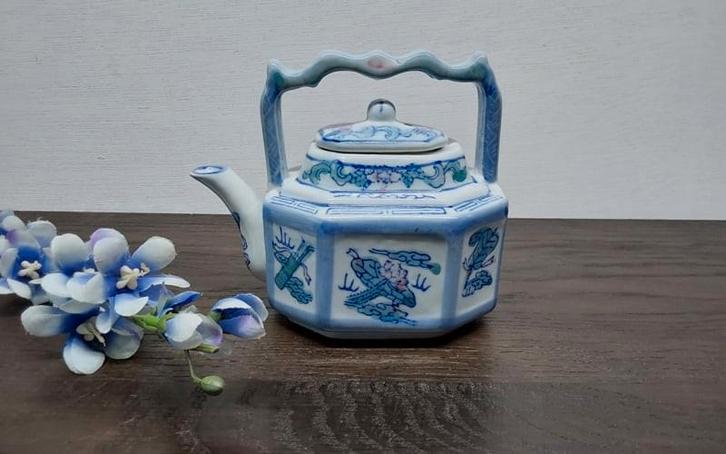 Klein Chinees porseleinen theepotje, Antiek en Kunst, Antiek | Porselein, Ophalen of Verzenden