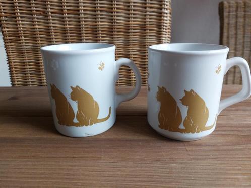 2 Mooie Grote Vintage Kat Poes Mok Bekers Wit Goud England, Huis en Inrichting, Keuken | Servies, Gebruikt, Kop(pen) en/of Schotel(s)