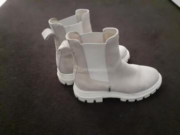 MARUTI suede enkellaarsjes, maat 37.  beschikbaar voor biedingen