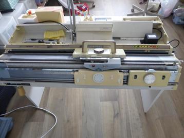 Dubbelbeds elektronische EMPISAL 560 breimachine. beschikbaar voor biedingen