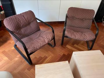 Twee retro fauteuils en twee houten blok tafeltjes beschikbaar voor biedingen