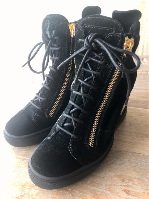 Giuseppe Zanotti suede wedges gold plated heel maat 40/ 41, Kleding | Dames, Schoenen, Zo goed als nieuw, Overige typen, Zwart
