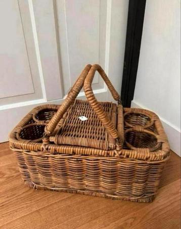 Rieten picknickmand met ruimte voor vier flessen wijn beschikbaar voor biedingen