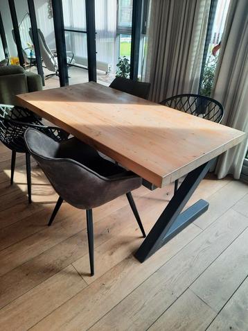 Houten Eettafel met Metalen Onderstel zwart onderstel tafel beschikbaar voor biedingen