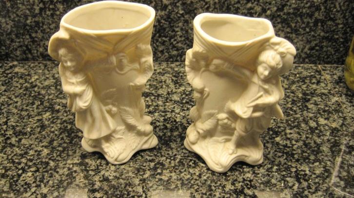 Twee biscuit vaasjes/beeldjes, Antiek en Kunst, Curiosa en Brocante, Ophalen of Verzenden