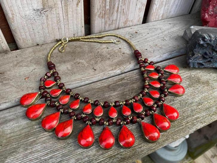 Mooie Afghaanse Kuchi ketting versierd met Koraal., Sieraden, Tassen en Uiterlijk, Kettingen, Nieuw, Steen of Mineraal, Rood, Met edelsteen