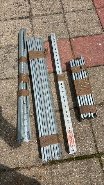 Metalen stellingkast zonder planken beschikbaar voor biedingen