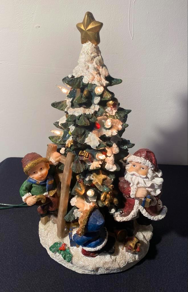Verlichte kerstboom met kerstman en spelende kinderen., Diversen, Kerst, Zo goed als nieuw, Ophalen of Verzenden