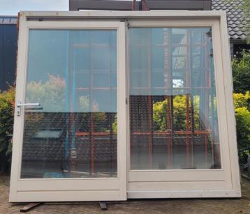 Mooie hardhouten schuifpui met dubbelglas beschikbaar voor biedingen