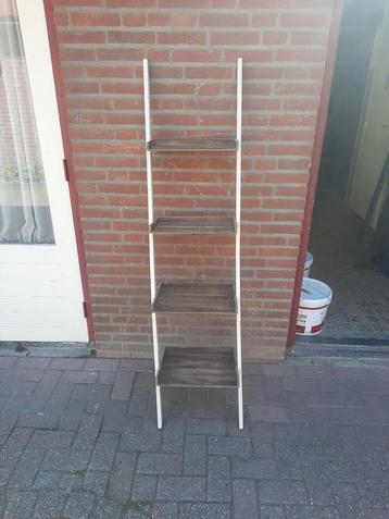 Etagere beschikbaar voor biedingen
