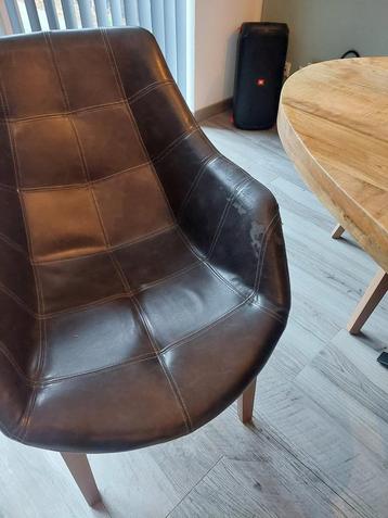 8 eetkamerstoelen! Gratis af te halen!