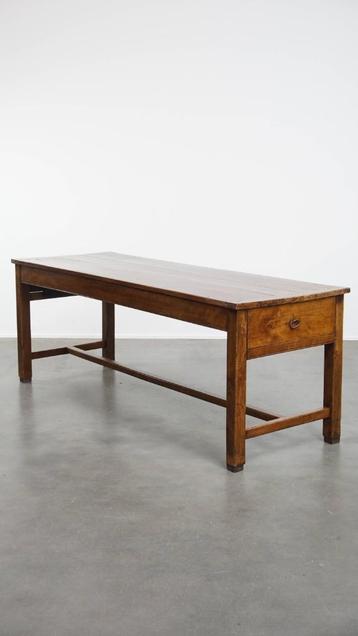 Antieke Franse eettafel gemaakt van vruchtenbomenhout  beschikbaar voor biedingen