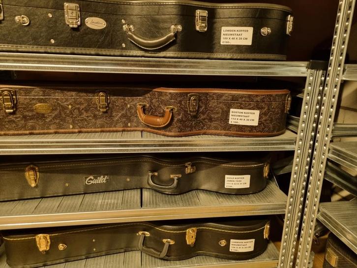 Gitaarkoffers voor staalsnarige akoestische gitaren, Muziek en Instrumenten, Behuizingen en Koffers, Zo goed als nieuw, Overige instrumenten