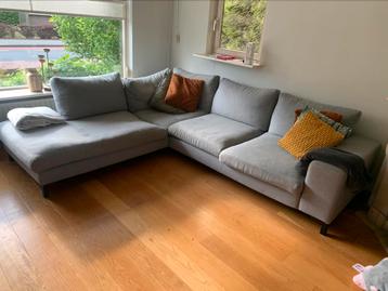Grijze bank met lounge gedeelte