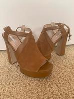 Guess suede sandalen met hoge hakken, Kleding | Dames, Schoenen, Guess, Bruin, Zo goed als nieuw, Sandalen of Muiltjes