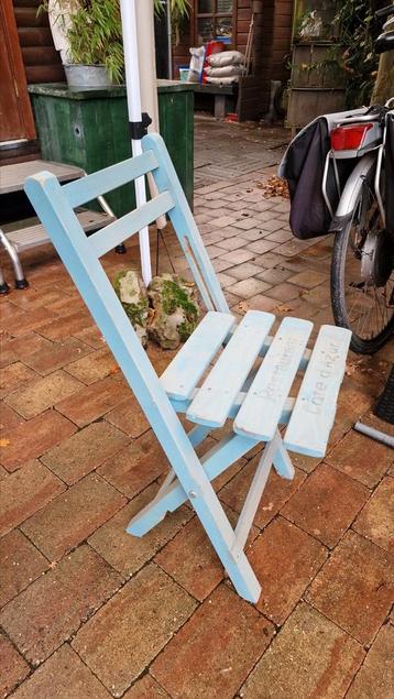Vintage opklapbare houten bistro stoelen  beschikbaar voor biedingen