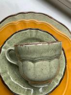 bord, dinerbord kop en schotel, groen + oker geel, Pagnossin, Ophalen of Verzenden, Zo goed als nieuw, Bord(en), Overige stijlen